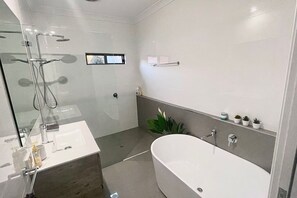 Bathtub, hair dryer, towels, soap - Watch the Whales - 5 mins to Headland (Port Macquarie)