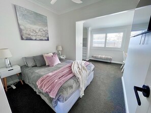 3 bedrooms, desk, iron/ironing board, free WiFi - Watch the Whales - 5 mins to Headland (Port Macquarie)