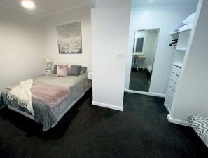 3 bedrooms, desk, iron/ironing board, free WiFi - Watch the Whales - 5 mins to Headland (Port Macquarie)