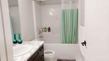 Douche, serviettes fournies, savon, papier toilette