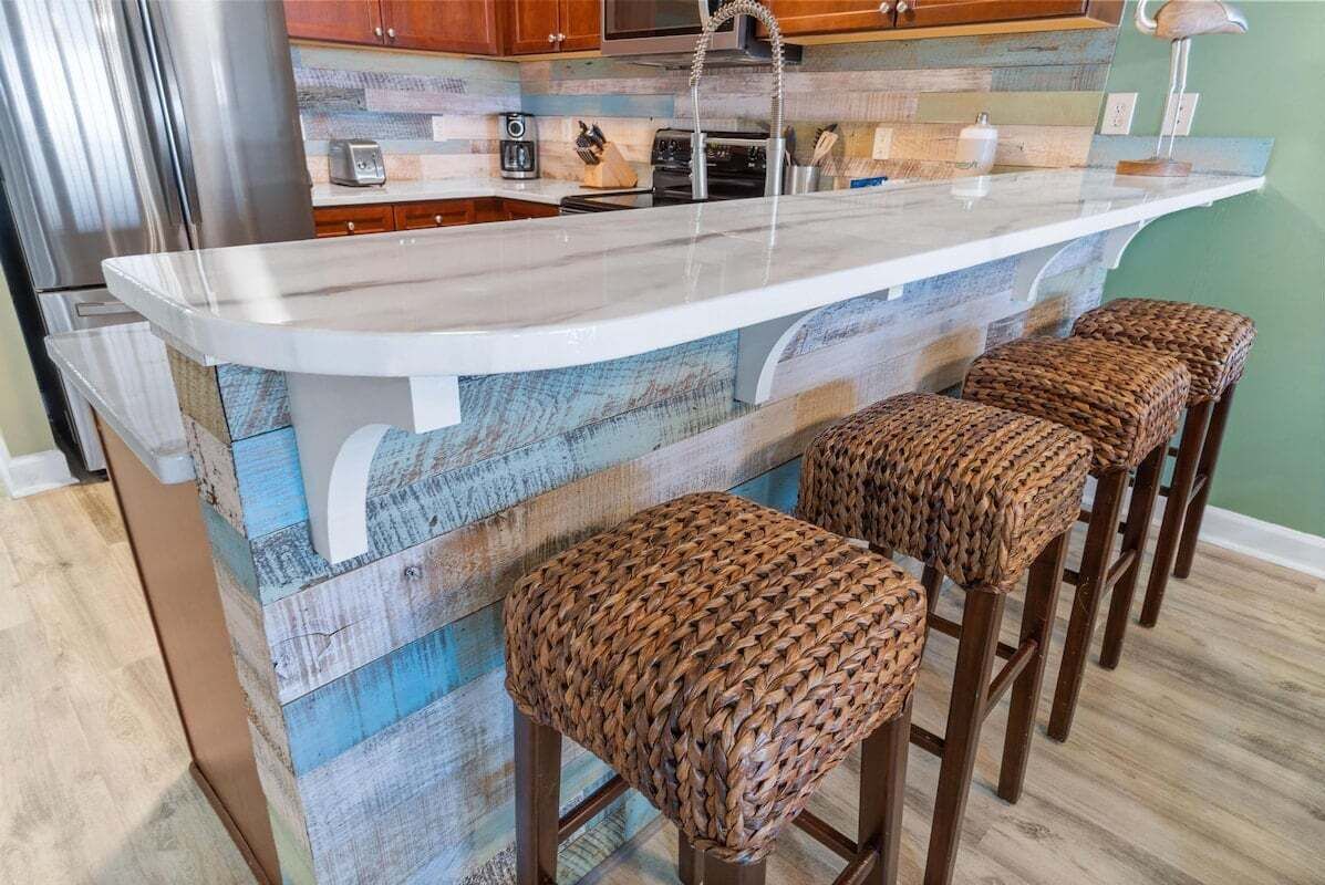 Microondas, parrilla de estufa, lavavajillas y cafetera y tetera 