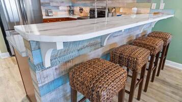 MikrovÄgsugn, spishÀll, diskmaskin och kaffe- och tebryggare