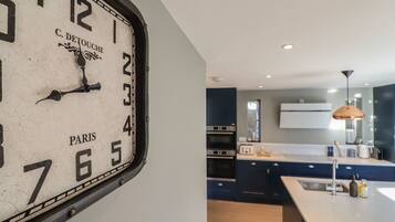 Cottage | Private kitchen | Fridge, dishwasher, electric kettle, toaster