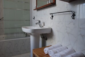 Combined shower/tub, bidet