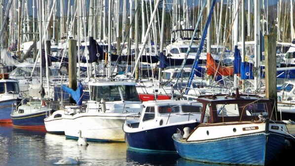 A marina with multiple boats docked. - Sailmaker's Cottage (Lymington)