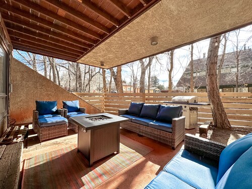 Walk to Garden of the Gods  ☀ Propane Firepit & Fenced in Patio near Manitou