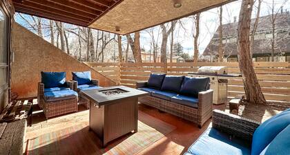 Walk to Garden of the Gods ☀ Propane Firepit & Fenced in Patio near Manitou