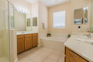 House, Multiple Beds (Ian's Highlands Reserve Vacation Home) | Bathroom