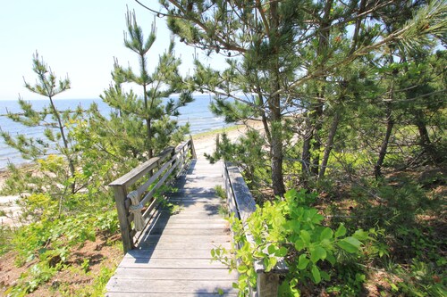 2BR Cottage with Stunning Water Views & Beach Access