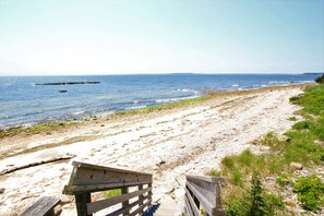 在海灘附近、沙灘巾