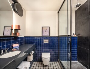 Shower, hair dryer, towels, soap - Catbird Hotel (Denver)