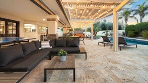 Outdoor dining - The Callahan: Pickleball, Sports Bar, Gym, Theater (Tempe)