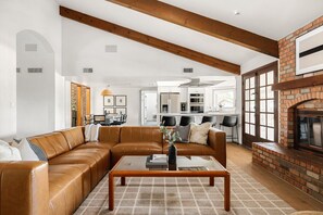 Smart TV, tenis de mesa, libros y oficina