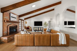 Smart TV, tenis de mesa, libros y oficina