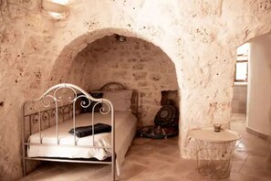 6 Schlafzimmer, Schreibtisch, Bügeleisen/Bügelbrett, Reisekinderbett