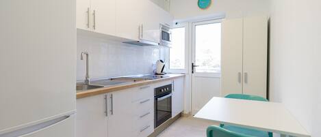 Een koelkast, een microgolfoven, een oven, een kookplaat