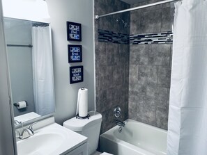 Tina, toallas, papel de baño 