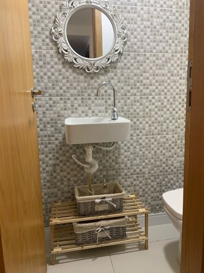 Douche, bidet, serviettes fournies