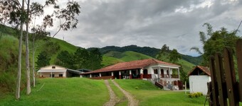 Enjoy everyday rural life. Luggage chalet in the Pedra Selada mountain range.