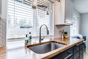 Fridge, microwave, oven, stovetop - Clean updated home for World Track and Field Championship (Eugene)