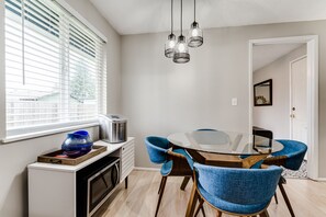 Interior - Clean updated home for World Track and Field Championship (Eugene)