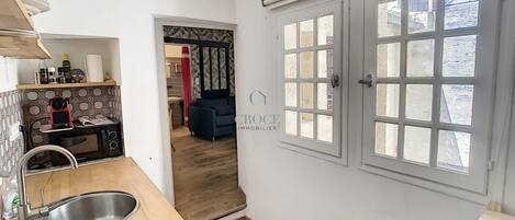 Microondas, placa de cocina, cafetera/tetera, servilletas de papel