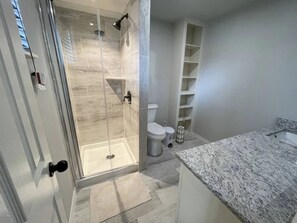 Combined shower/tub, towels