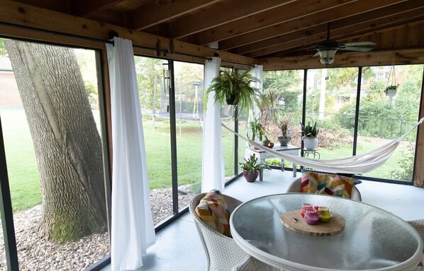 Outdoor dining - LUX Holiday Retreat w/ Fireplace/Outdoor Dining (Decatur)