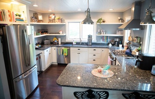 LUX Holiday Retreat w/ Fireplace/Outdoor Dining