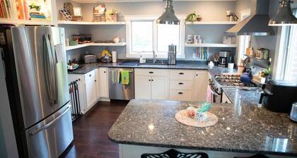 LUX Holiday Retreat w/ Fireplace/Outdoor Dining