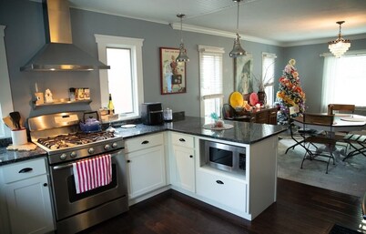 LUX Holiday Retreat w/ Fireplace/Outdoor Dining