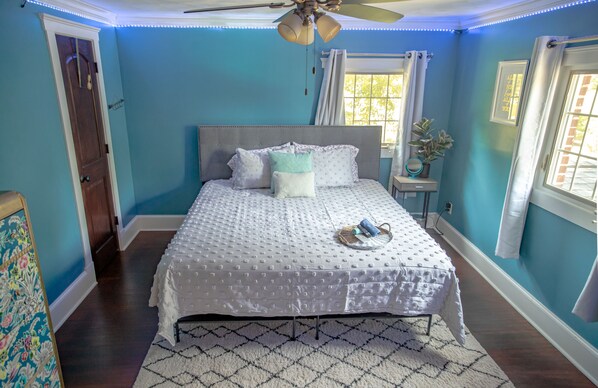 3 عدّة غرف نوم ومكتب وواي فاي مجانًا وملاءات أسرّة