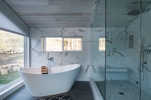 Badewanne, Haartrockner, Handtücher