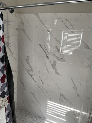 Combined shower/tub, towels, toilet paper