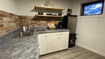 Køleskab, mikrobølgeovn, kaffe-/temaskine, elkedel