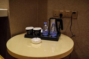 A round table with a coffee maker, two water bottles, and a white ashtray. - Boke Hotel Guangzhou Zhujiang New Town (Guangzhou)