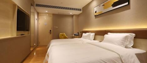 Een hotelkamer met een groot bed, een flatscreen televisie aan de wand en een modern design.