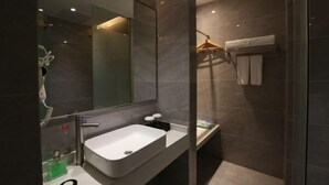 A modern bathroom with a large mirror, a white sink, and a towel rack. - Boke Hotel Guangzhou Zhujiang New Town (Guangzhou)