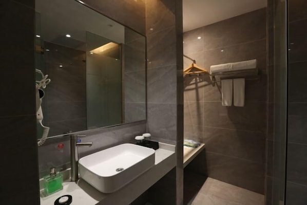 A modern bathroom with a large mirror, a white sink, and a towel rack. - Boke Hotel Guangzhou Zhujiang New Town (Guangzhou)