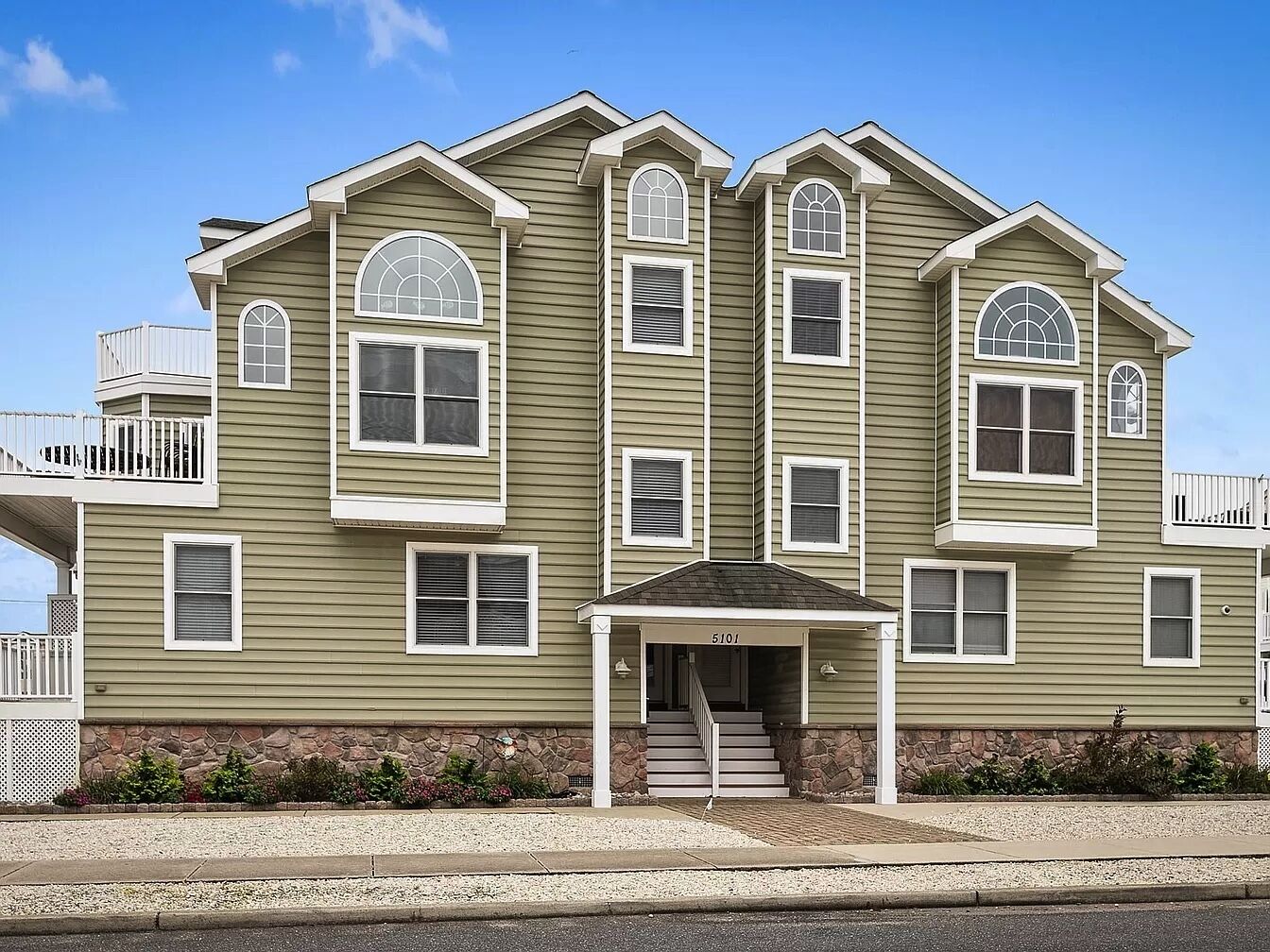 5BR/4BA Corner-Sleeps 14-5 Cars-Sunsets-3 Decks-Grill