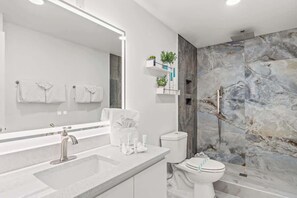 Badekar, hårtørrer, håndklæder