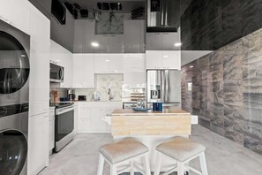 Réfrigérateur, four à micro-ondes, un four, surface de cuisson