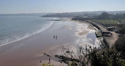 2 bedroomed town house, 2 mins walk from Goodrington Beach, sleeps 4.