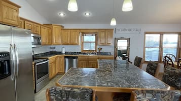 Geladeira, micro-ondas, fogão, cooktop