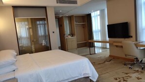 A hotel room with a bed, a desk with a chair, a television, and a wardrobe. - Vienna International Hotel (Danzhou Dingshang Square) (Danzhou)