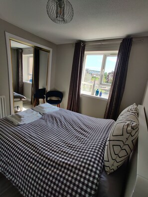 2 bedrooms, desk, iron/ironing board, free WiFi - Anchors Away (Ayr)