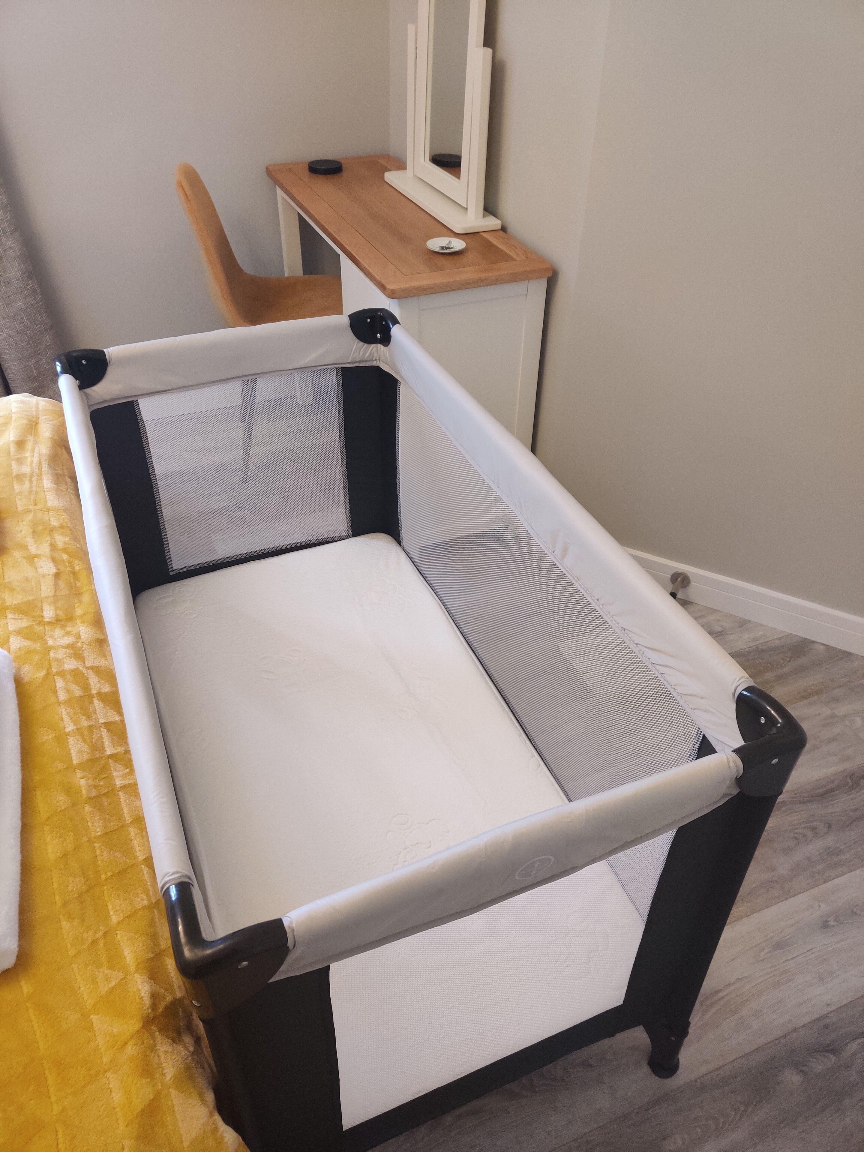 2 makuuhuonetta, työpöytä, silitysrauta/-lauta, ilmainen Wi-Fi