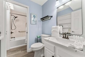 Badewanne, Haartrockner, Handtücher