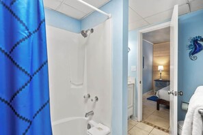 Badewanne, Haartrockner, Handtücher