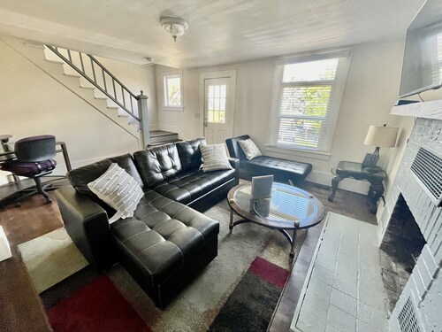 2BR/1.5BA - AC- Private upper unit of a duplex house. Few steps to Light Rail